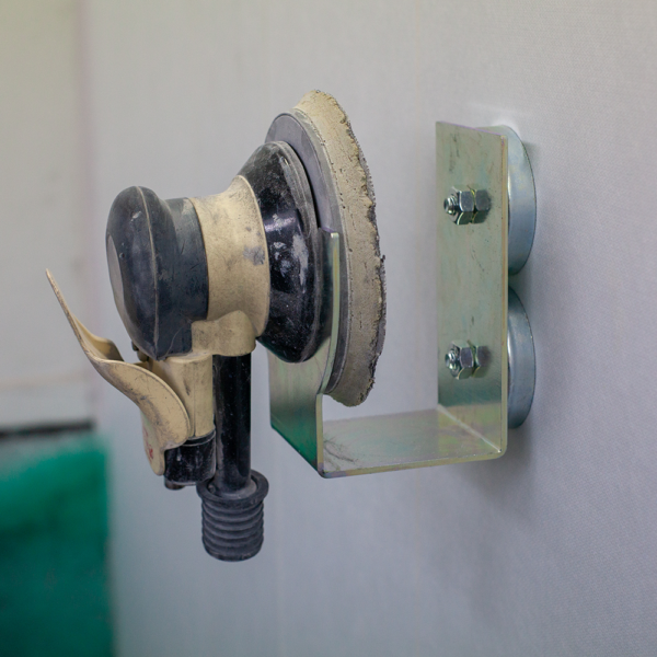 Supporto magnetico per levigatrici e tubo di aspirazione polveri - immagine 2